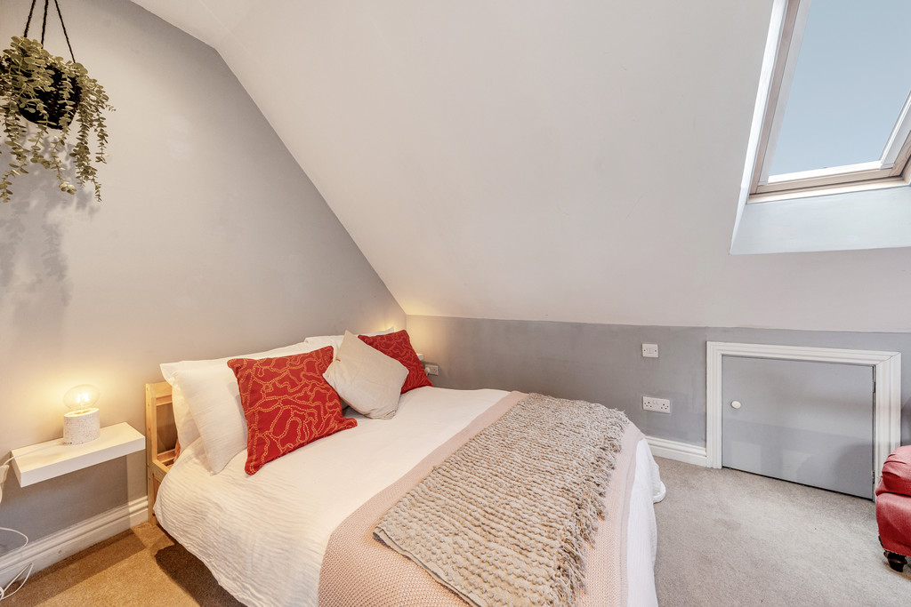 3 bed terraced house for sale in Chapman Way, Hatherley  - Property Image 9